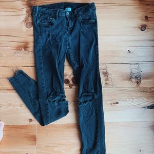 Skinny black high waisted jeans **DONATING SOON**